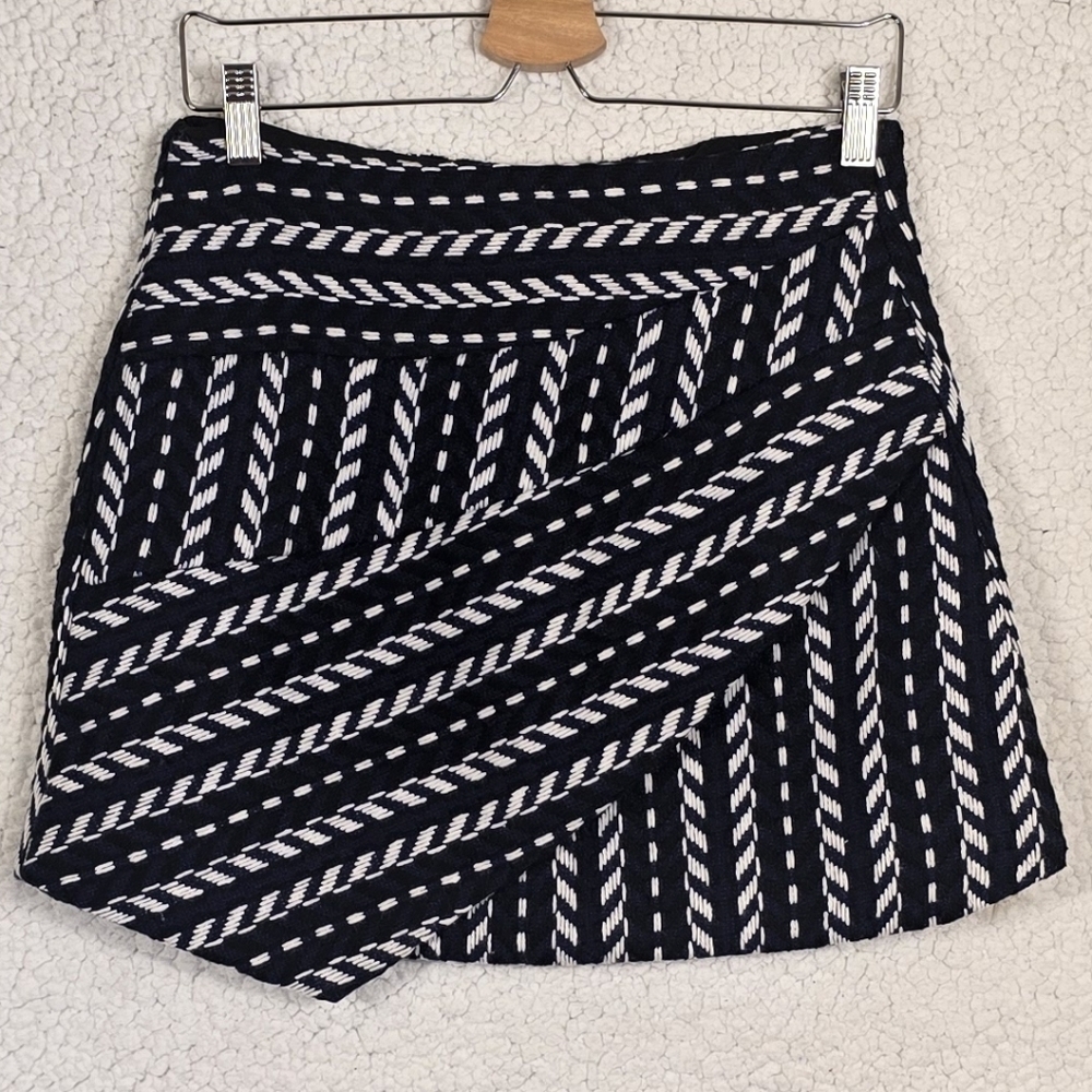 Haute Rogue Susan Geometric Mini Skirt Women's Sz. M asymmetrical Front overlay - Picture 5 of 13
